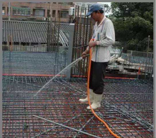 混凝土這樣施工，沒(méi)有蜂窩麻面、不爛根，還能間接縮短工期！
